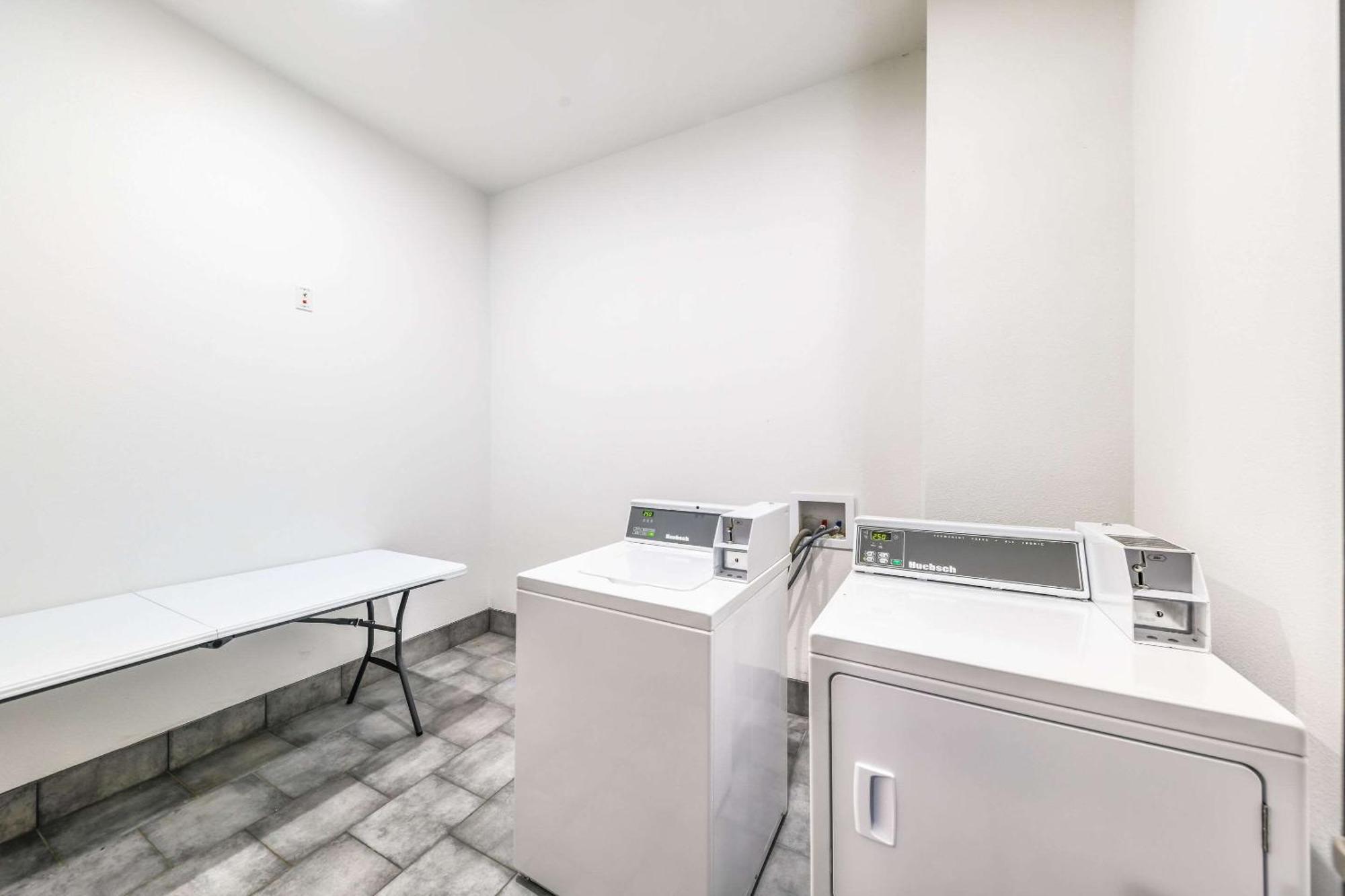 Hy-Lo Hotel, Ascend Hotel Collection Calera 外观 照片