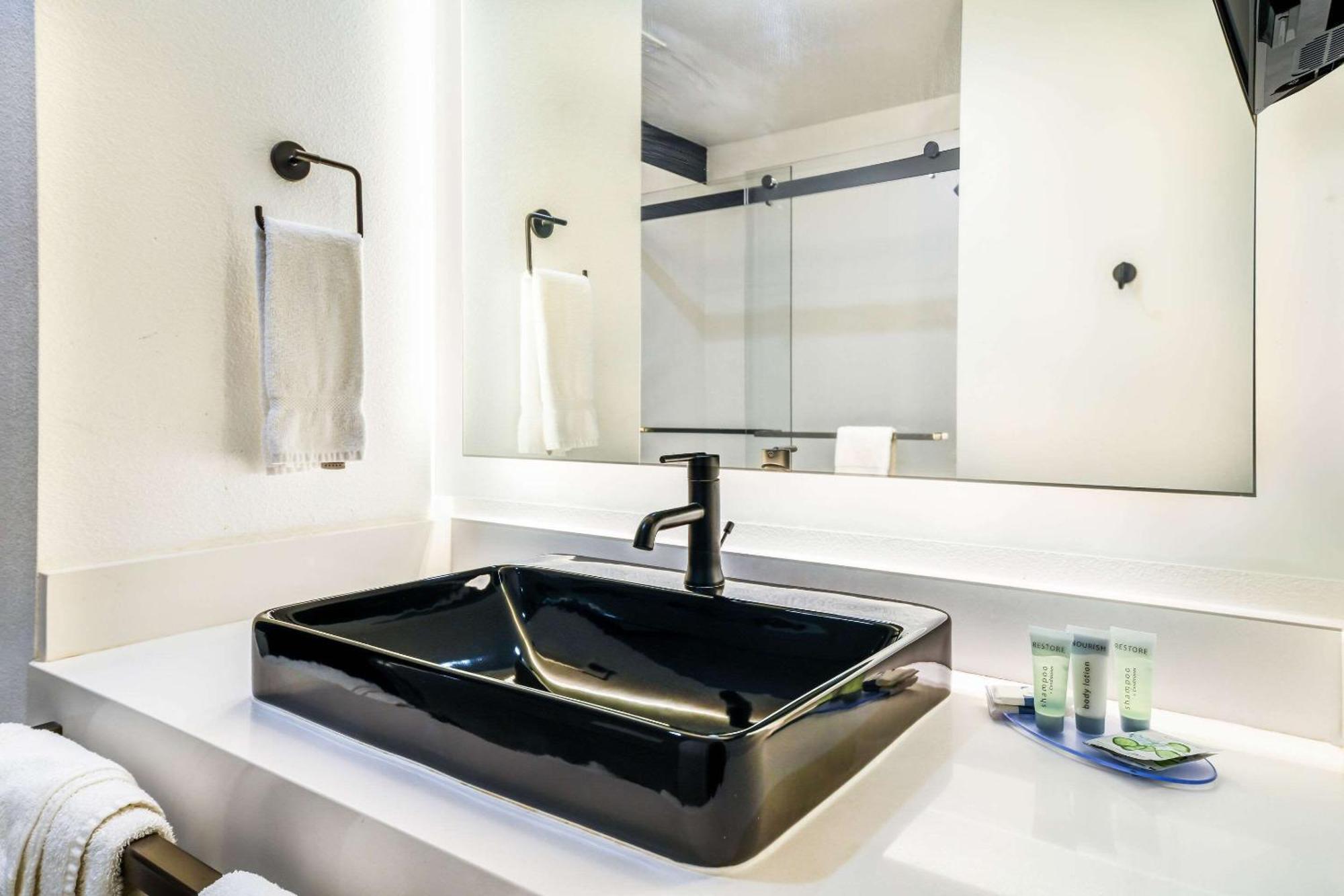 Hy-Lo Hotel, Ascend Hotel Collection Calera 外观 照片